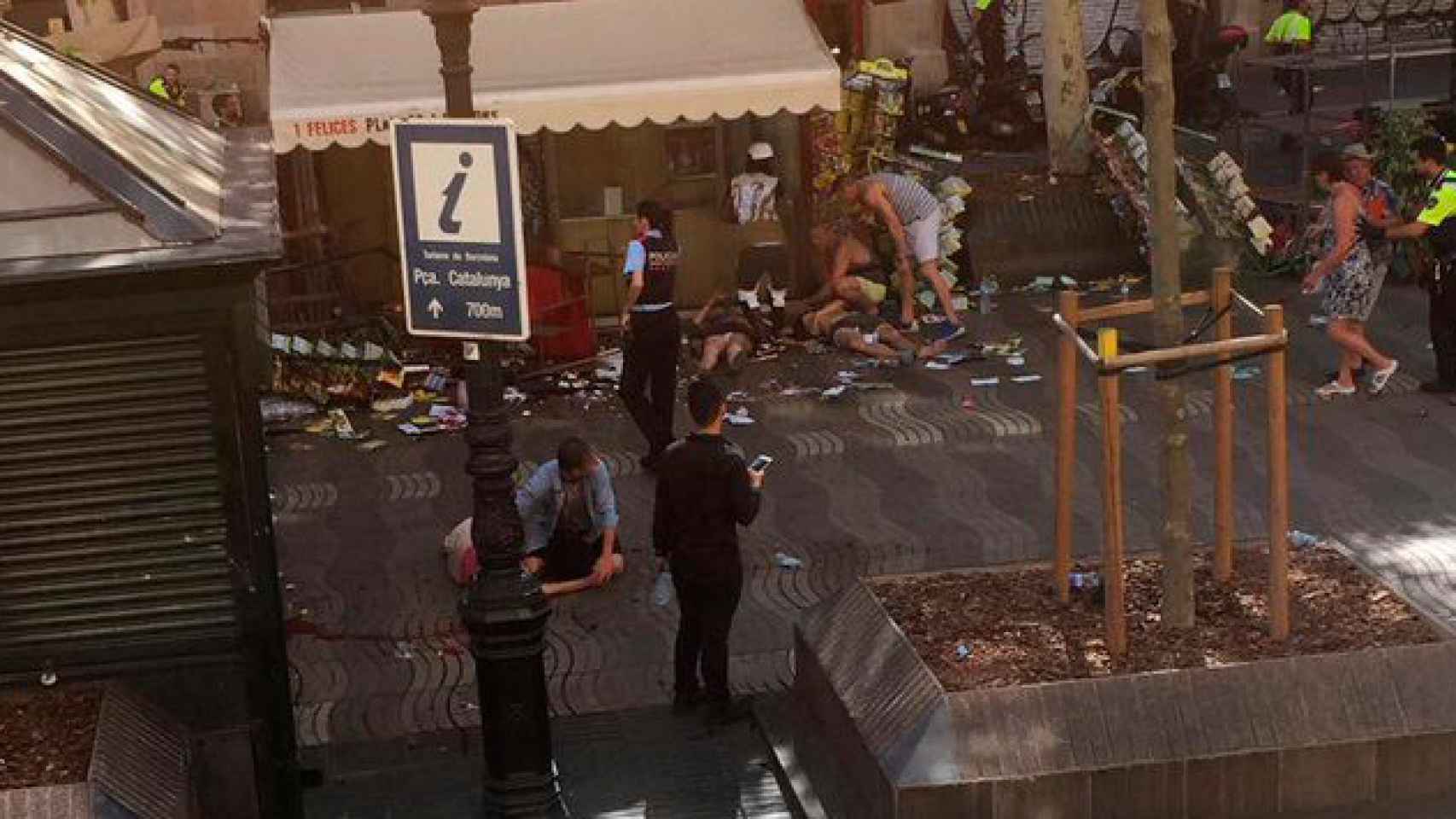 La zona del atentado terrorista, inmediatamente después del ataque en Las Ramblas de Barcelona / CG