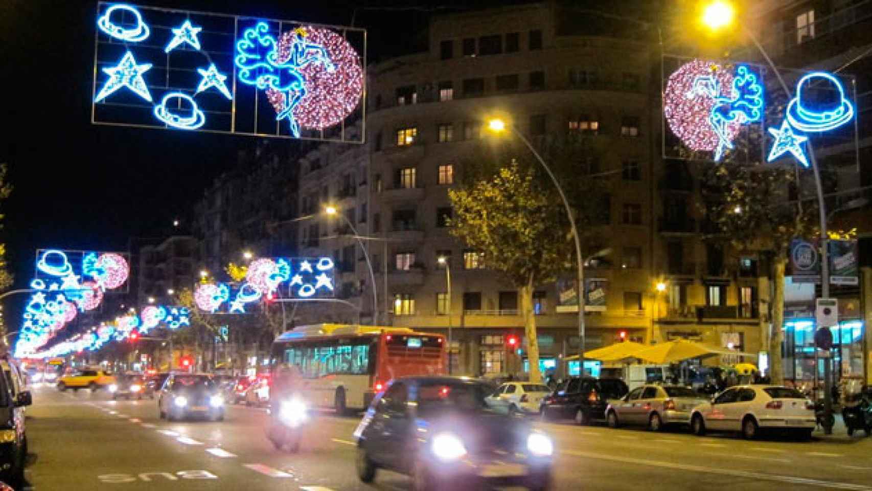 Luces de Navidad en la avenida del Pararl·lel de Barcelona / EUROPA PRESS