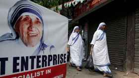 Dos Misioneras de la Caridad, ante un cartel de Teresa de Calcuta / EFE
