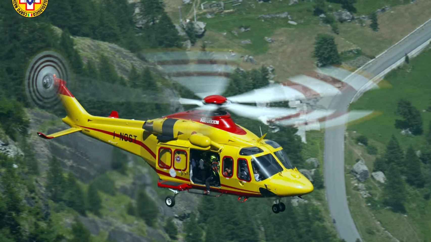 Uno de los helicópteros durante el rescate de los turistas atrapados en el teleférico del Mont Blanc / EFE