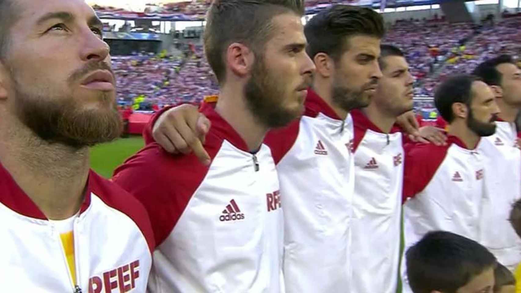 Gerard Piqué hace la peineta mientras sueña el himno español en la Eurocopa.