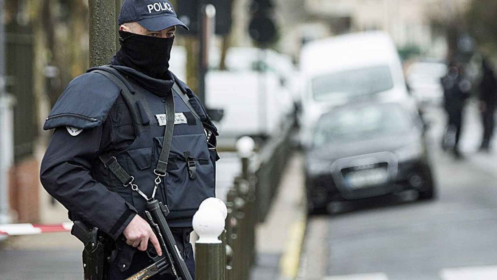 Un policía vigila las inmediaciones del edificio en el que se llevó a cabo una operación antiterrorista, en la localidad de Argenteuil, en la periferia de París.