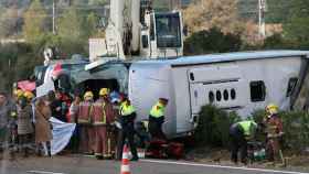 Los servicios de emergencias actúan en el lugar del accidente, en la autopista AP7 a la altura del municipio de Freginals.