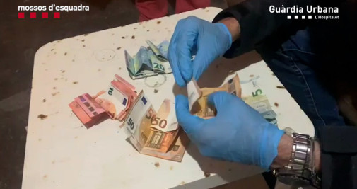 Los Mossos y la Guardia Urbana localizan droga y dinero en el local okupado / MOSSOS