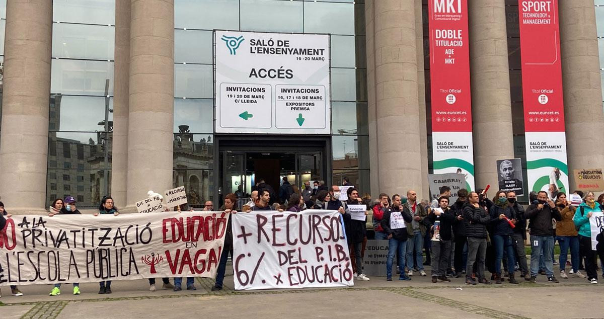 Los profesores en huelga ante el Saló de l'Ensenyament de Barcelona, una protesta que ha esquivado el consejero González-Cambray / NC - CG