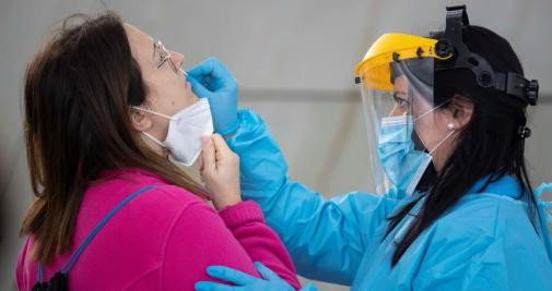 Una sanitaria realiza un test de antígenos a una maestra este domingo en Murcia / EFE