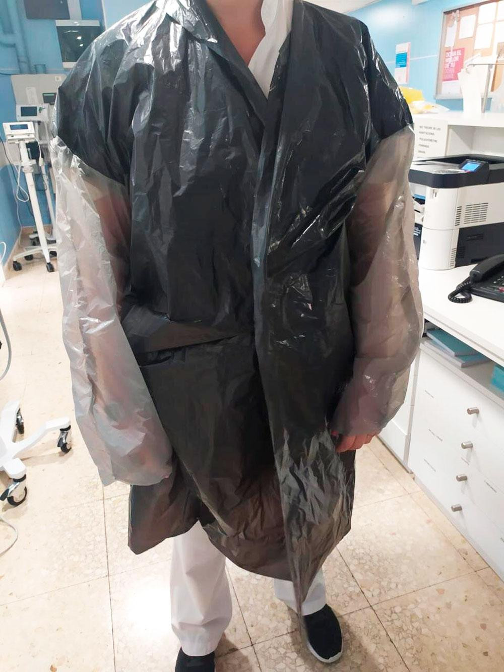 Imagen de un sanitario trabajando contra el SARS-Cov-2 en el hospital de Granollers / CG