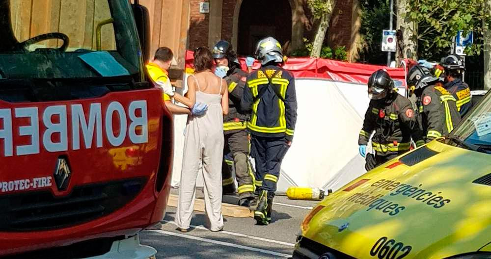 Imagen de los Bomberos de Barcelona rescatando a la víctima / CG