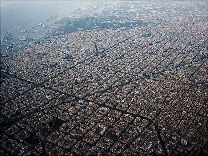 Eixample de Barcelona desde el aire / ALHZEIIA - WIKIMEDIA COMMONS