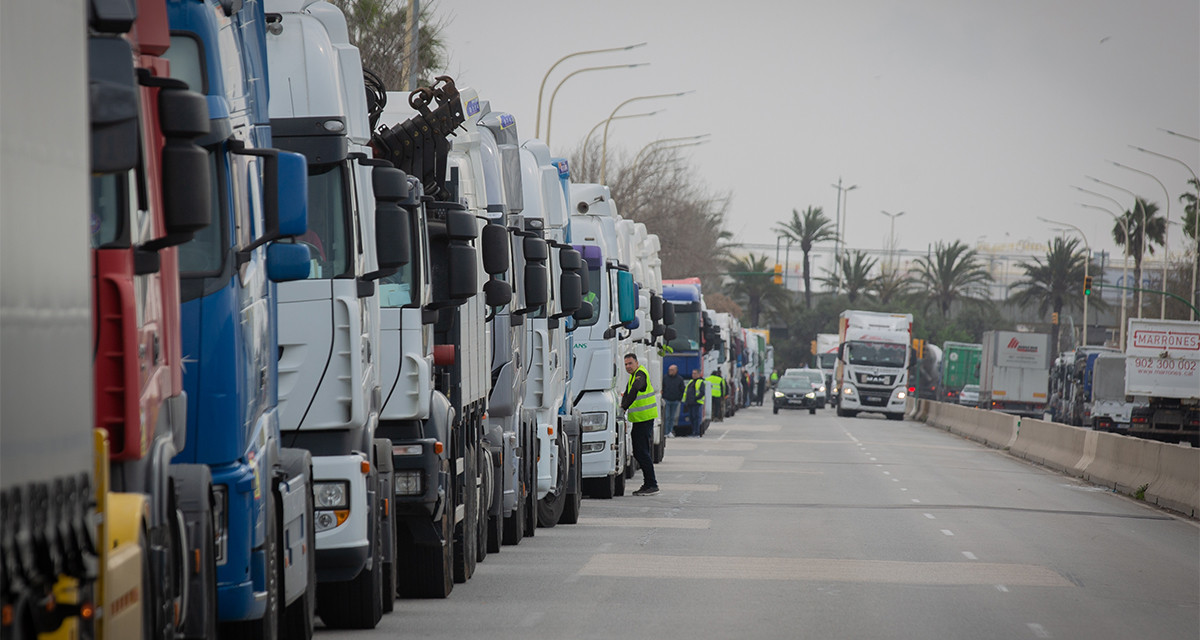 Una de las imágenes que se han sucedido en las rondas de Barcelona durante las últimas jornadas de huelga de los transportistas / DAVID ZORRAKINO - EUROPA PRESS