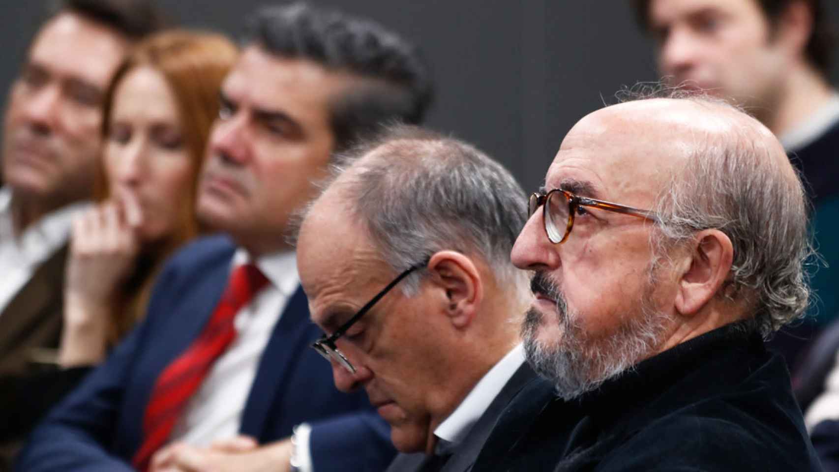 Jaume Roures (d), presidente ejecutivo de Mediapro, con Javier Tebas (c), presidente de La Liga / EP