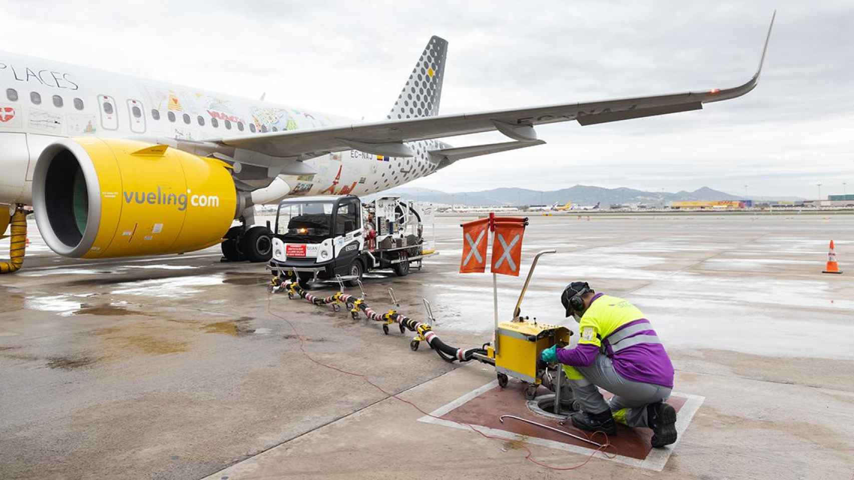 El Airbus A320neo de Vueling en el momento de carga del combustible sostenible / VUELING