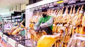 Un trabajador de Mercadona corta jamón en una de las 250 tiendas de la compañía / MERCADONA