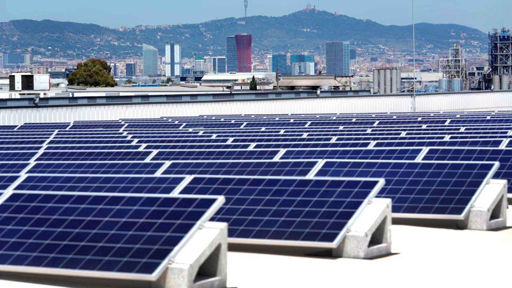 Paneles solares en la cubierta del almacén para la venta online de Mercadona ubicado en la Zona Franca /MERCADONA