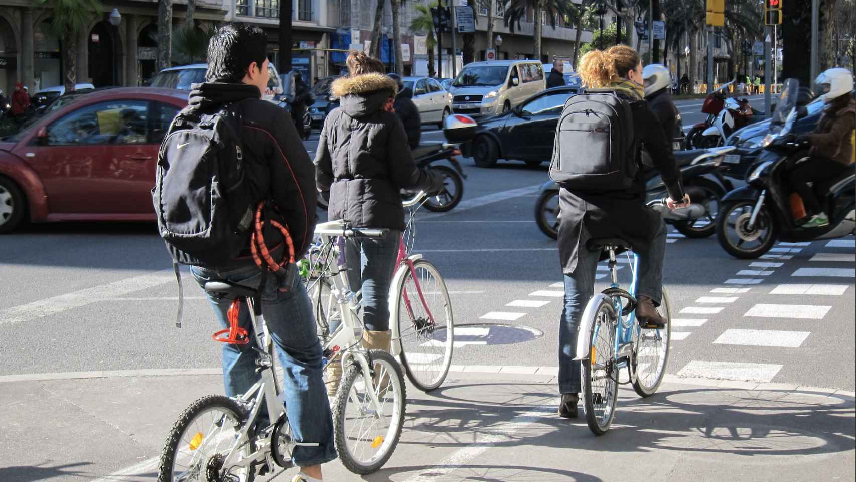Tres biciletas circulan por Barcelona / EUROPA PRESS