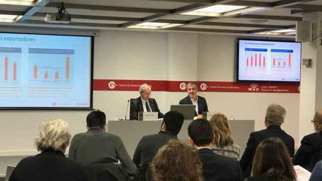 El presidente de la Cámara de Comercio de Barcelona, Miquel Valls, junto al vicepresidente de Desarrollo Social y Económico del AMB, Jaume Collboni, en la presentación del estudio