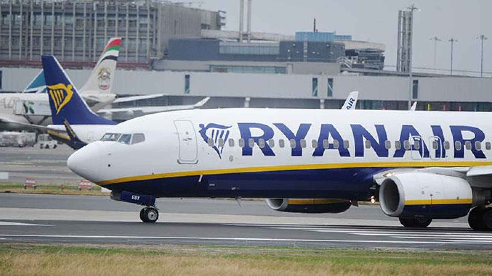 Un avión de Ryanair en la pista de un aeropuerto, en una imagen de archivo / EFE