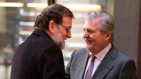 El portavoz del Gobierno y ministro de Cultura, Íñigo Méndez de Vigo (d), que ha anunciado la autorización a la OPA de Atlantia sobre Abertis, junto al presidente Mariano Rajoy / EFE