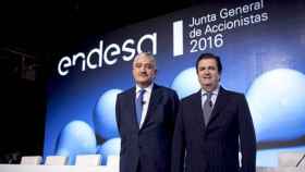 El presidente de Endesa, Borja Prado (d), junto al consejero delegado, José Bogas (i), en la junta general de accionistas de la eléctrica de 2016 / EFE