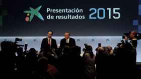 El presidente de CaixaBank, Isidre Fainé, junto al consejero delegado, Gonzalo Cortázar durante la rueda de prensa que ha ofrecido esta mañana.