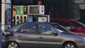 Imagen de una mujer en el autoservicio de una gasolinera