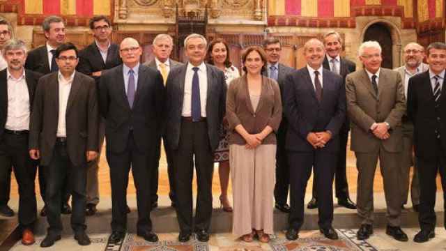 Foto de familia del primer encuentro del patronato de la Fundación Mobile World Capital de Barcelona presidida por Ada Colau (en el centro)