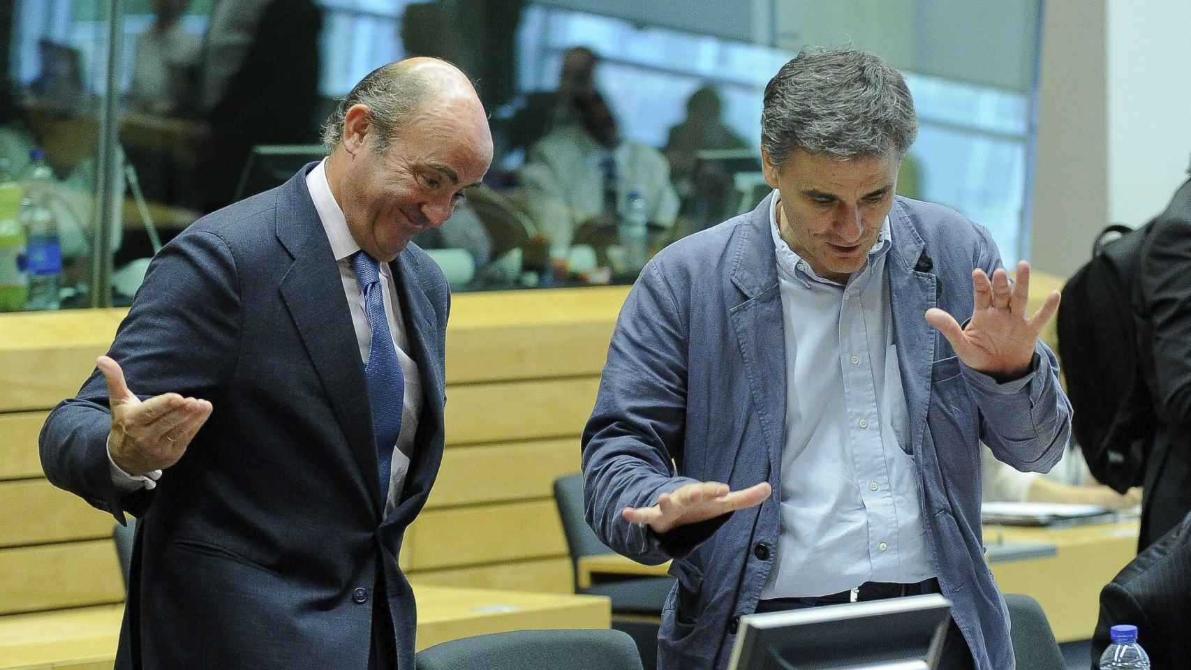 Luis de Guindos (I) con el nuevo ministro griego de Finanzas, Euclides Tsakalotos