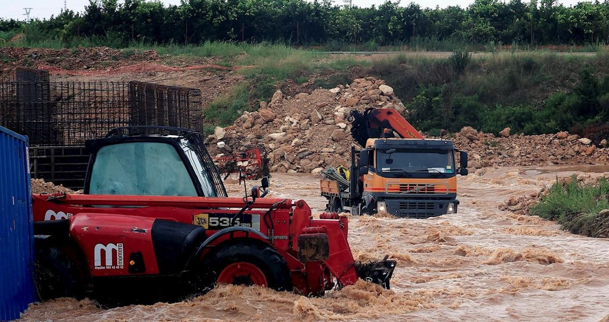 Dos vehículos atrapados por las inundaciones provocadas por las fuertes lluvias en Vinaròs / EFE