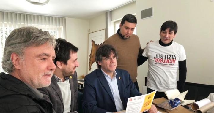 El 'expresident' catalán y el exconsejero catalán de Salud huidos, Carles Puigdemont y Toni Comín, junto a la Intersindical / CG