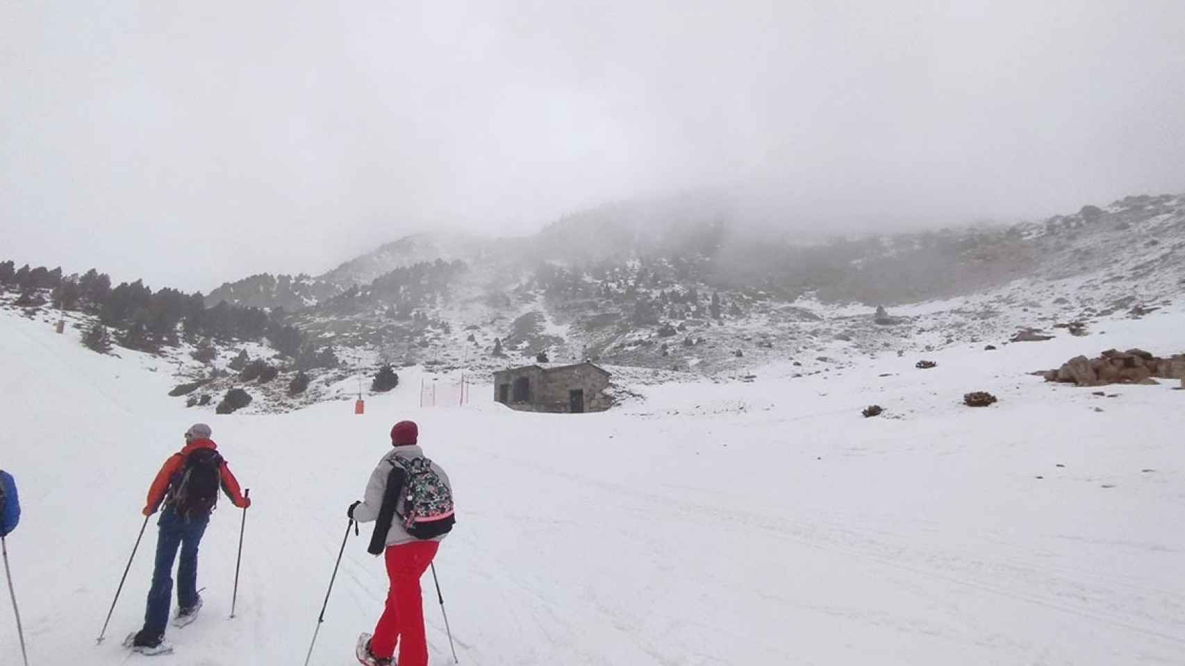 Excursión en la nieve en la estación de esquí Vallter, en el Pirineo de Girona / VR - CG