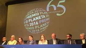 El presidente del Grupo Planeta, José Creuheras, junto al jurado del Premio, que cumple 65 años / CG