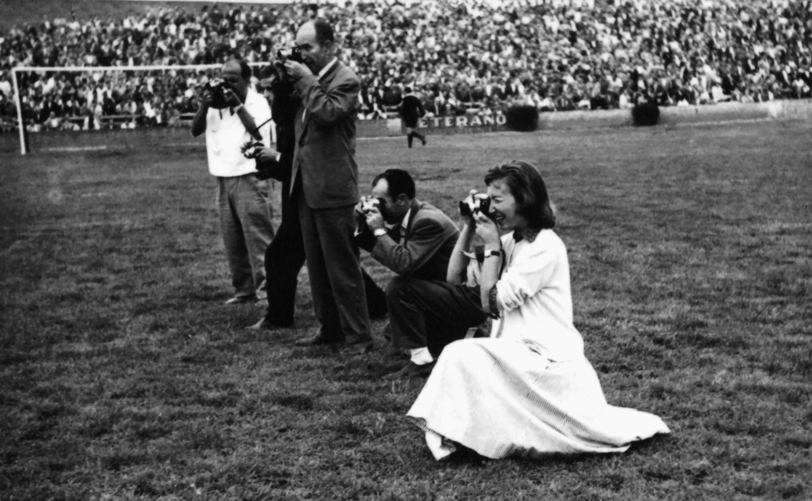 La fotoperiodista junto a su padre en un partido de fútbol en la década de los 50