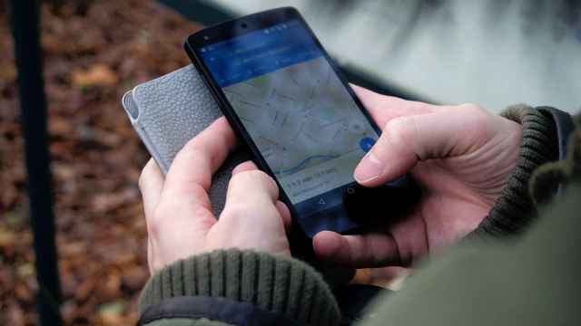 Un chico consulta la app Google Maps en su 'smartphone' / PEXELS