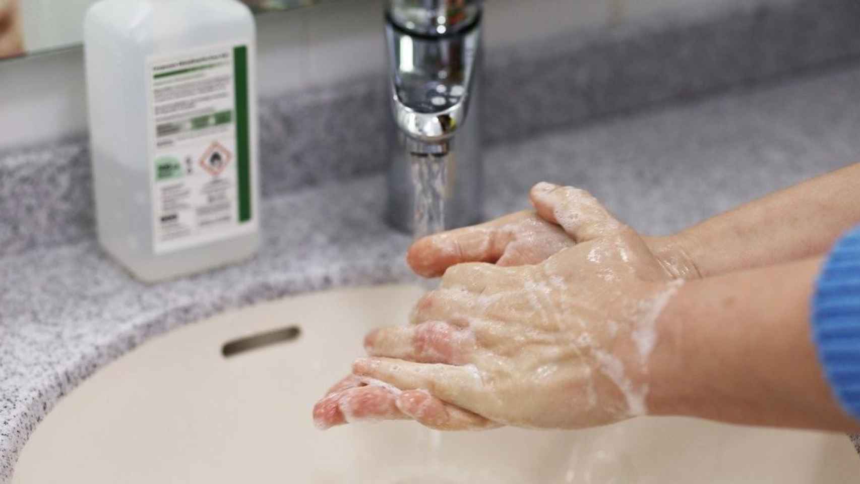 Persona lavándose las manos para prevenir el coronavirus /  JKerner - Pixabay