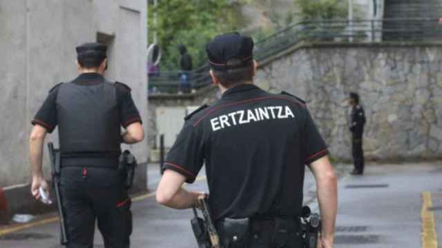 Dos agentes de la Ertzaintza durante un operativo en Barakaldo (Vizcaya) / CG