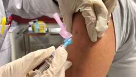 Una sanitaria administra una vacuna a un paciente / EP