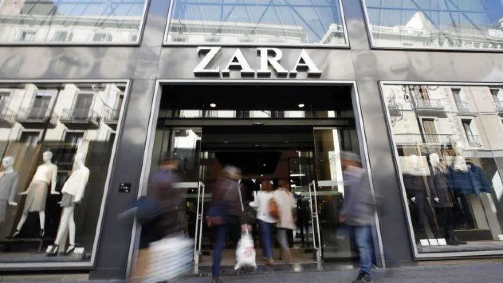 Varios clientes entran en una tienda de Zara en Barcelona (Cataluña), una multinacional de comercio minorista, en una imagen de archivo / EFE petición