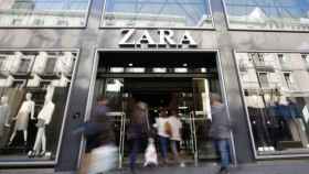Varios clientes entran en una tienda de Zara en Barcelona (Cataluña), una multinacional de comercio minorista, en una imagen de archivo / EFE petición