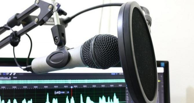 Un micrófono profesional para grabar podcast / Florante Valdez EN PIXABAY