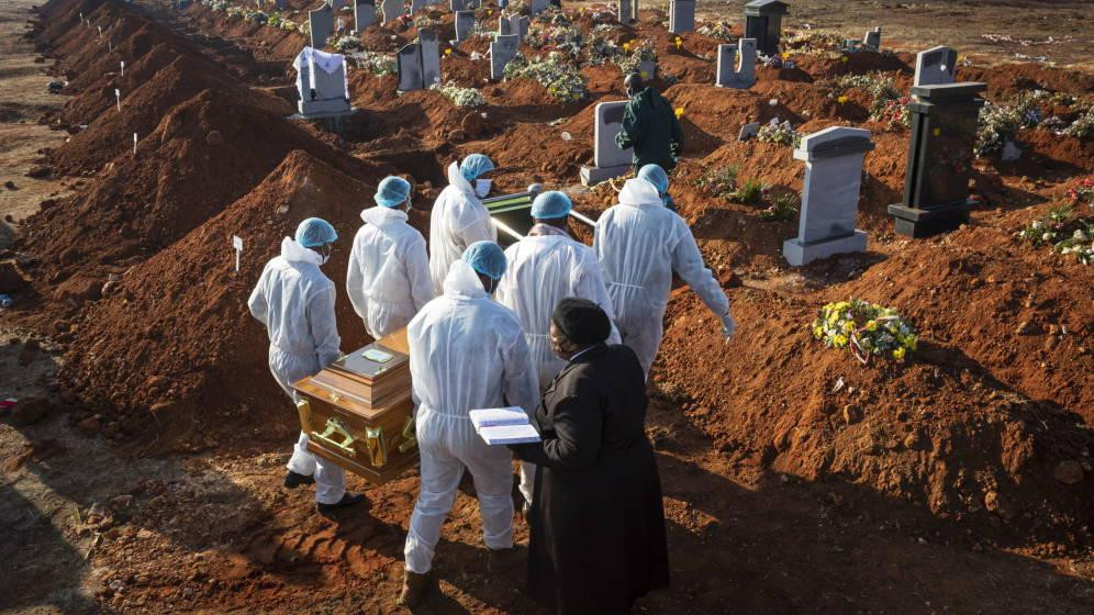 Un cementerio con trabajadores preparados para evitar contagios del Covid / EFE