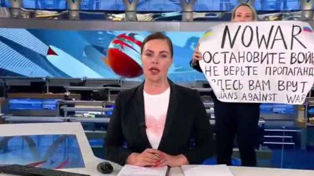 Una periodista de la televisión rusa irrumpe en pleno directo con un cartel de no a la guerra /TWITTER