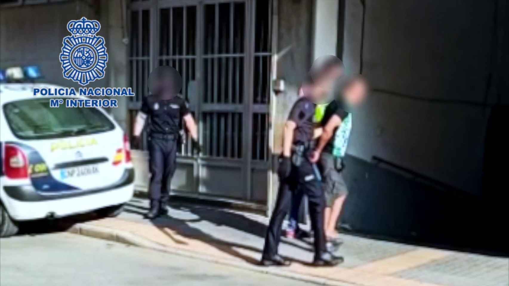 La Policía Nacional traslada al detenido, acusado de matar a golpes a un joven sin hogar / EP