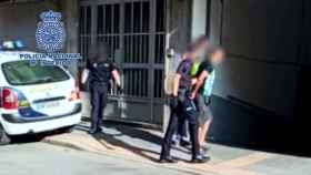 La Policía Nacional traslada al detenido, acusado de matar a golpes a un joven sin hogar / EP