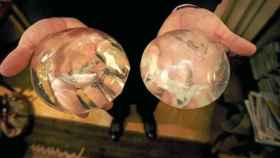 Una foto de archivo de dos implantes mamarios