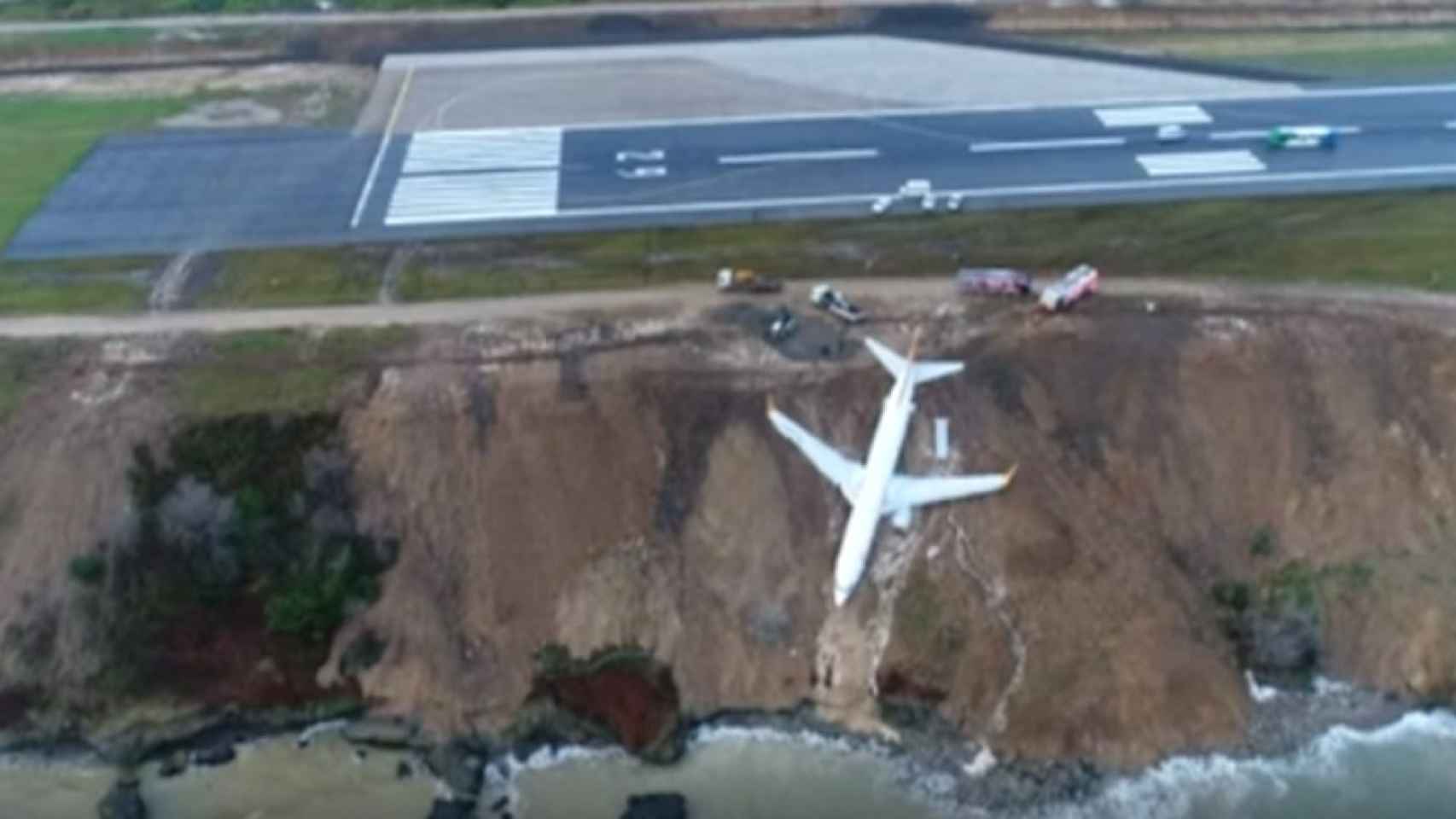 El avión acabó en el acantilado que separa la pista del mar