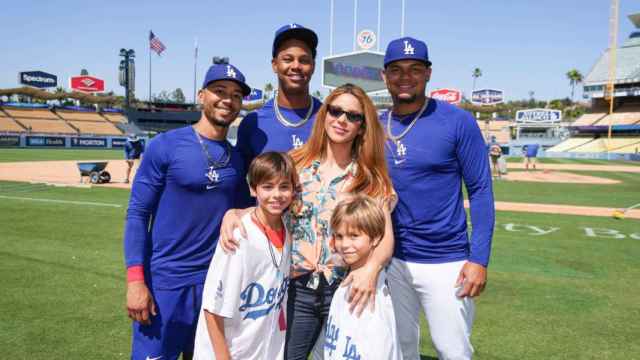 Shakira, posando con sus hijos Milan y Sasha en el estadio de los Dodgers / REDES