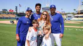 Shakira, posando con sus hijos Milan y Sasha en el estadio de los Dodgers / REDES