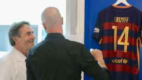 Toni Tramullas junto a Jordi Cruyff, con una camiseta del Barça / REDES