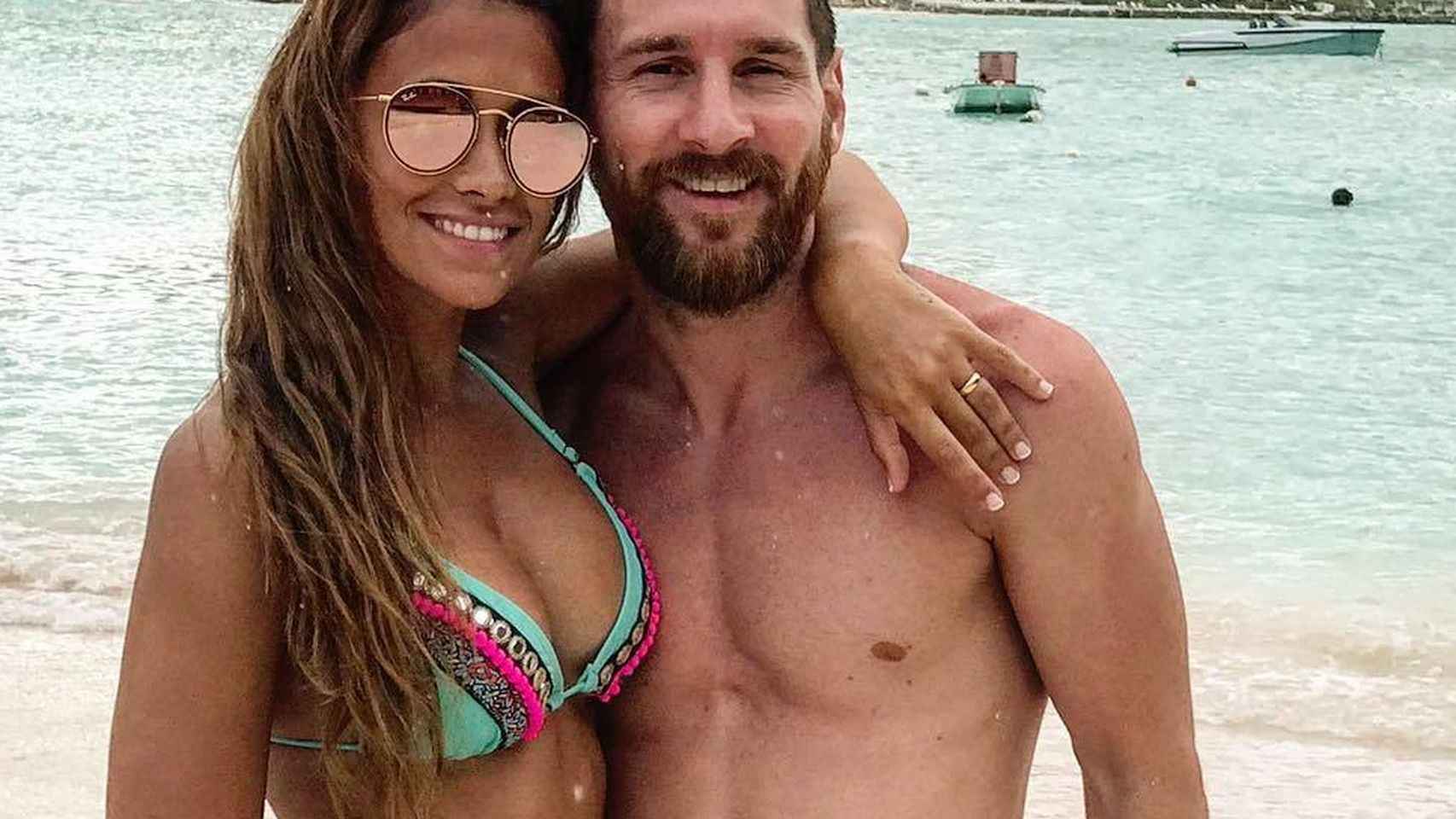 Leo Messi y Antonella Roccuzzo en la playa / INSTAGRAM
