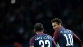 Neymar Jr y Dani Alves en un partido /  EFE